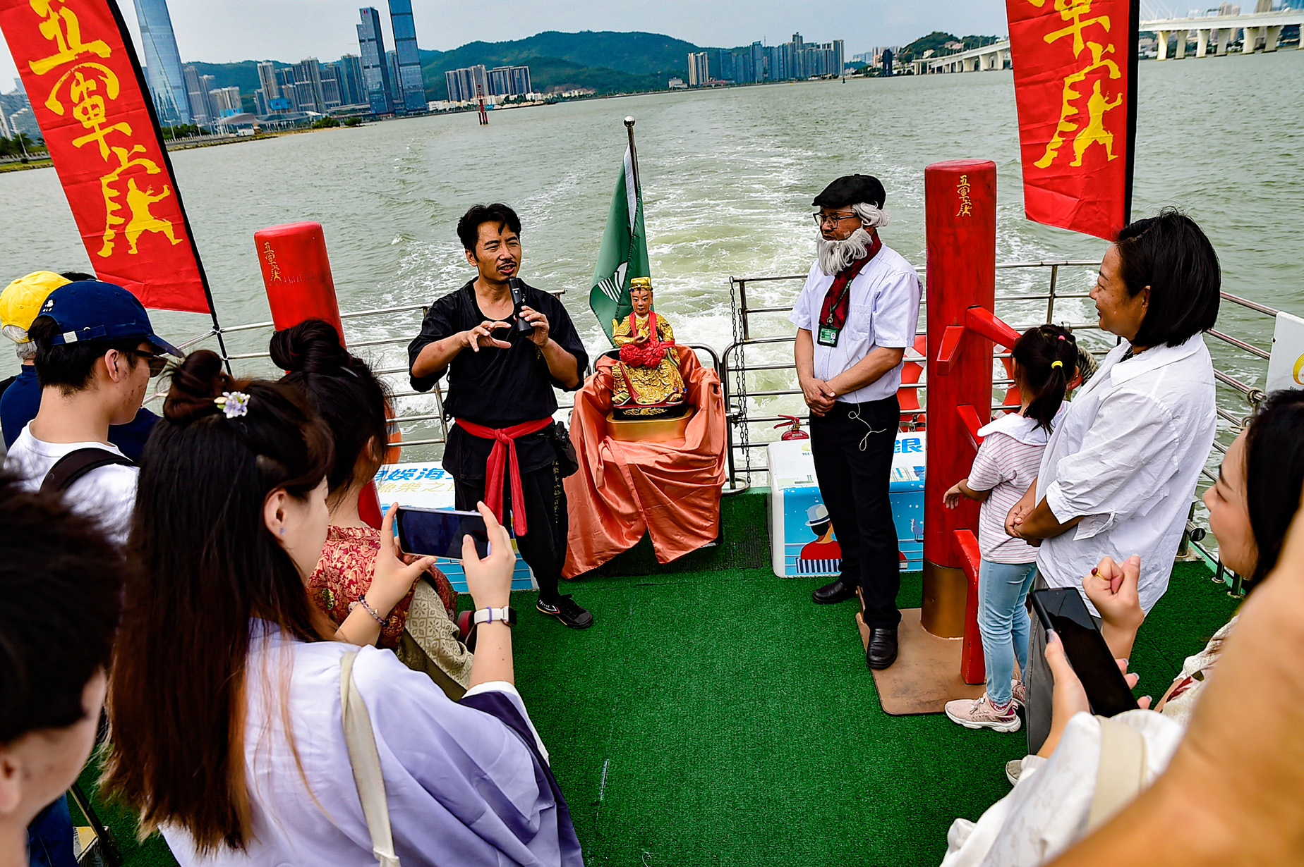 UTM Students supporting local association in executing cultural event(Português)